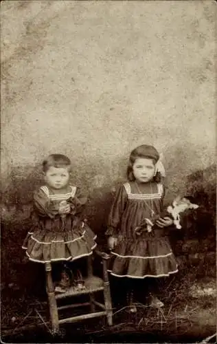 Foto Ak Zwei kleine Mädchen, Puppe, Portrait