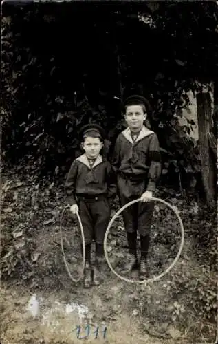 Foto Ak Zwei Jungen mit Reifen, Portrait 1911
