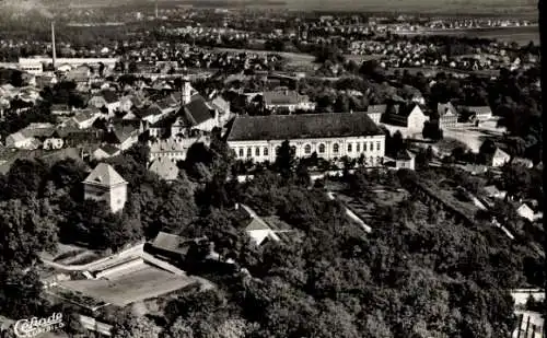 Ak Dachau in Oberbayern, Gesamtansicht, Schloss