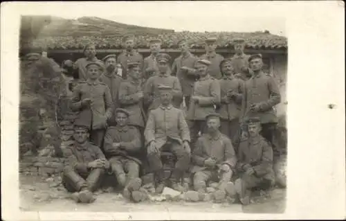 Foto Ak Deutsche Soldaten in Uniform, Gruppenbild am Kriegsschauplatz, 1. WK