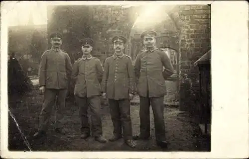 Foto Ak Deutsche Soldaten in Uniform, vor einer Gebäuderuine