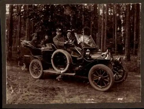 Foto Männer in einem Automobil am Waldrand