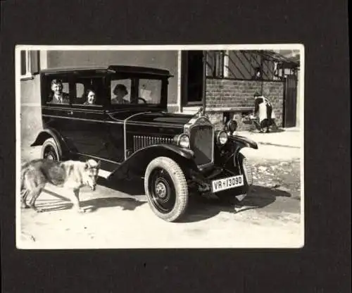 Foto Mann und Frauen in einem Automobil, Schäferhund, VR 13090