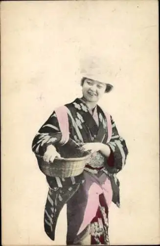 Ak Japan, Frau in japanischer Tracht, Kopfbedeckung, Kimono, Korb