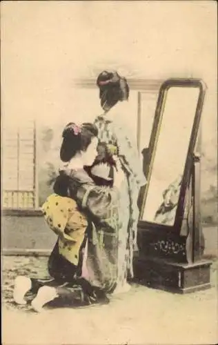 Ak Japan, Frauen in japanischer Tracht vor dem Spiegel