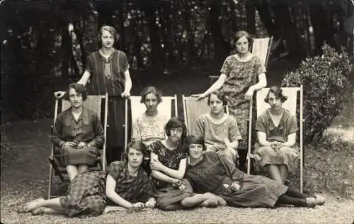 Foto Ak Frauen auf Liegestühlen, Gruppenaufnahme