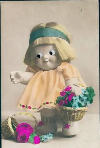 Stoff Ak Mädchen mit Plastikaugen, Blumenkorb