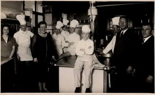 Foto Ak Wiesbaden in Hessen, Köche, Gruppenbild