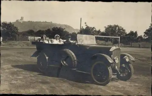 Foto Ak Personen in einem Automobil, 1922