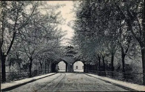 Ak Kostrzyn nad Odrą Cüstrin Küstrin Ostbrandenburg, Brückenstraße mit Zorndorfer Tor