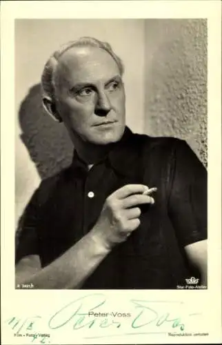 Ak Schauspieler Peter Voss, Portrait,  Zigarette, Autogramm