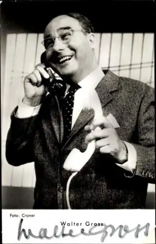 Ak Schauspieler Walter Gross, Portrait mit Telefon, Autogramm