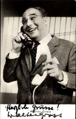 Ak Schauspieler Walter Gross, Portrait mit Telefon, Autogramm