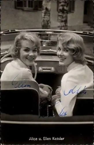 Ak Schauspielerinnen Alice und Ellen Kessler, Portrait im Auto, Autogramm