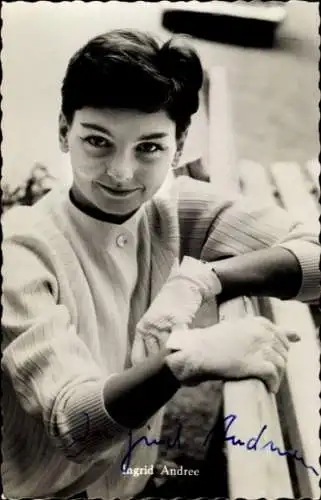 Ak Schauspielerin Ingrid Andree, Portrait, Handschuhe, Die Frau des Botschafters, Autogramm