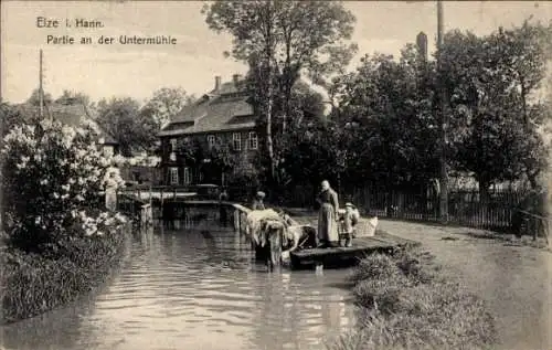 Ak Elze in Niedersachsen, Partie an der Untermühle, Wäsche waschende Frauen, Kinder