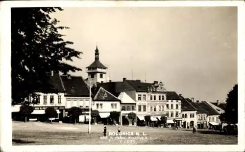 Foto Ak Roudnice nad Labem Raudnitz an der Elbe Reg. Aussig, Platz, Geschäfte, Turm