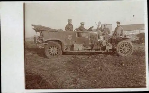 Foto Ak Deutsche Soldaten in Uniformen, Automobil, Ostfront, I WK