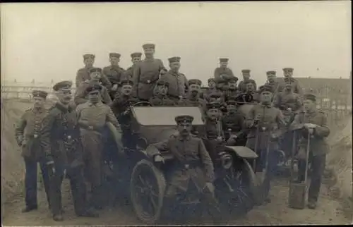 Foto Ak Deutsche Soldaten in Uniformen, Automobil, Kraftfahr Abteilung