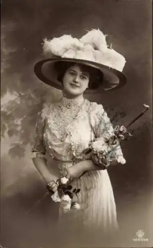 Ak Portrait einer Frau mit Hut und Gehstock