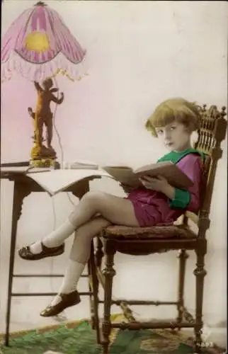 Ak Lesendes Kind auf einem Stuhl, Portrait