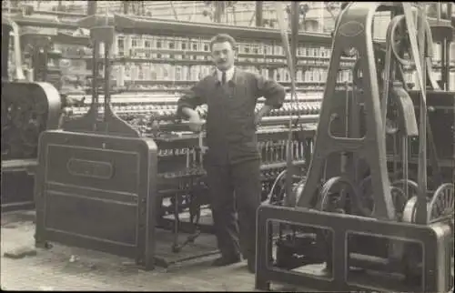 Foto Ak Arbeiter an einer Maschine, Weberei ?