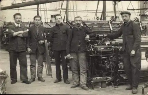 Foto Ak Fabrikarbeiter an einer Maschine