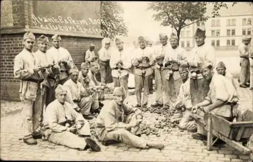 Foto Ak Französische Soldaten schälen Kartoffeln