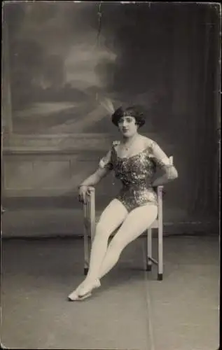 Foto Ak Frau im Kostüm auf einem Stuhl, Variete