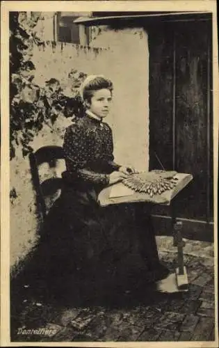 Ak Spitzenklöpplerin in Tracht