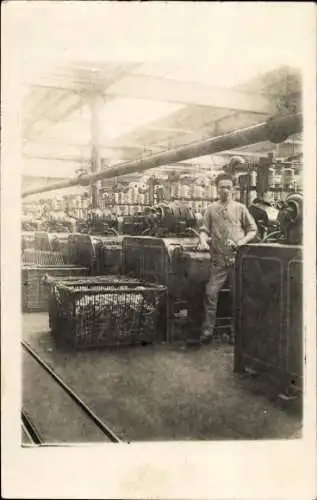 Foto Ak Fabrikarbeiter an Maschinen