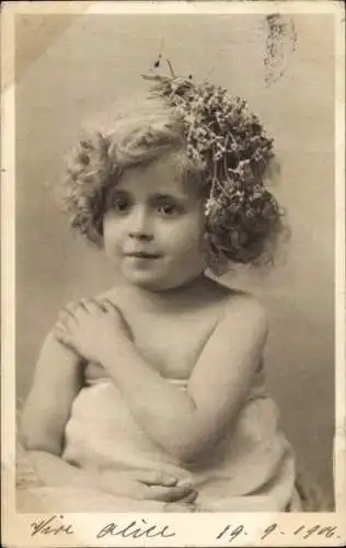 Ak Kleines Mädchen mit Blumen im Haar