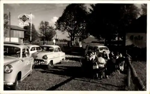 Foto Ak Autos an einer Tankstelle