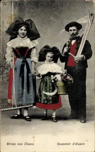 Ak Familienbild, Elsässer Volkstracht, Bauern, Harke, Sichel