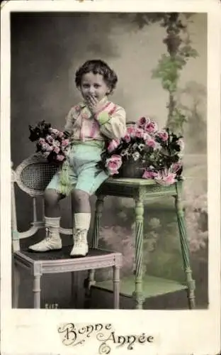 Ak Glückwunsch Neujahr, Junge, Korb mit Rosenblüten