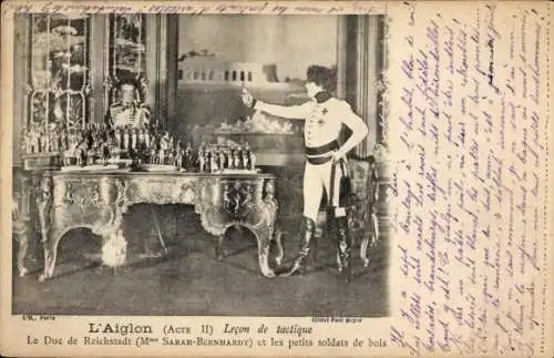 Ak Theaterszene, L'Aiglon (Akt II), Schauspielerin Sarah Bernhardt als Duc de Reichstadt