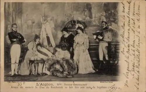 Ak Theaterszene, L'Aiglon (Akt II), Schauspielerin Sarah Bernhardt als Duc de Reichstadt