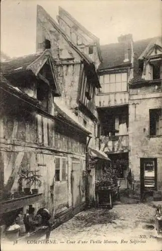 Ak Compiègne Oise, Cour d'une Vieille maison, Rue Solferino