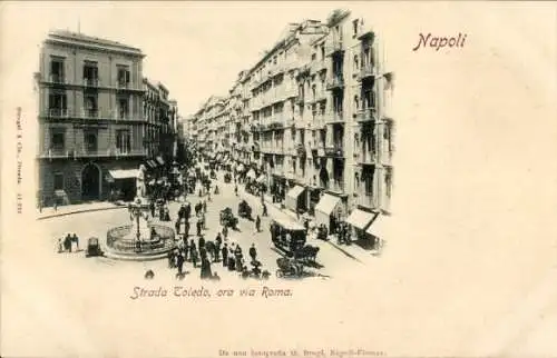 Ak Napoli Campania, Strada Toleda, ora via Roma, Straßenpartie, Denkmal