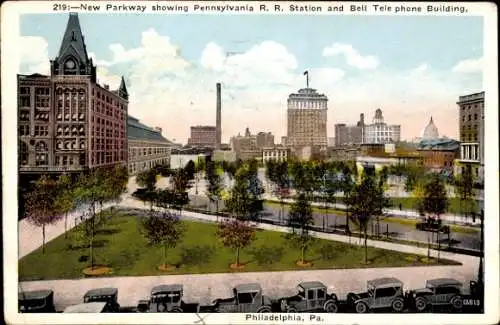 Ak Philadelphia Pennsylvania USA, New Parkway, Bahnhof und Bell Telephone Building