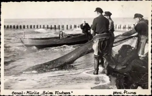 Ak Ostseebad Graal Müritz, Fischer beim Netz einholen