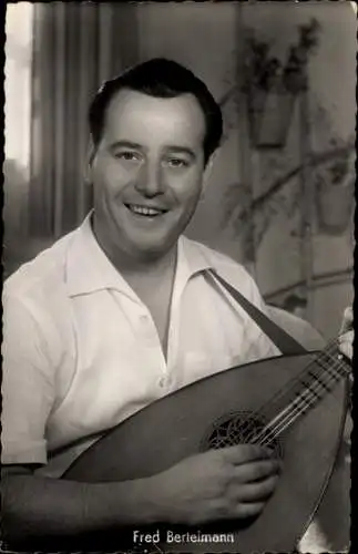 Ak Schauspieler Fred Bertelmann, Portrait mit Gitarre