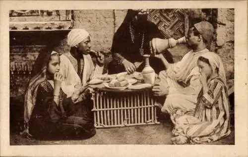 Ak Ägypten, Family Dinner, Familie beim Essen, traditioneller Kleidung