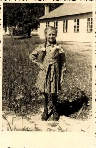 Foto Ak Kinderportrait, Mädchen, Standportrait im Kleid, Flechtzöpfe