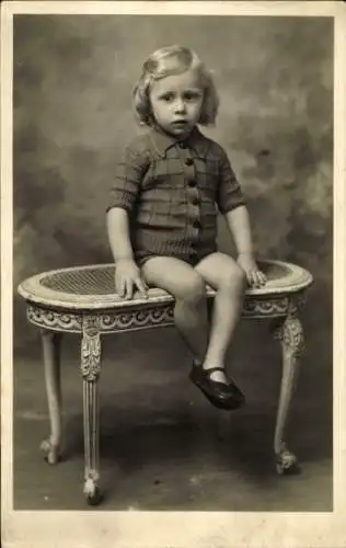 Foto Ak Kleines Kind in kurzen Hosen auf einem Tisch sitzend, Portrait