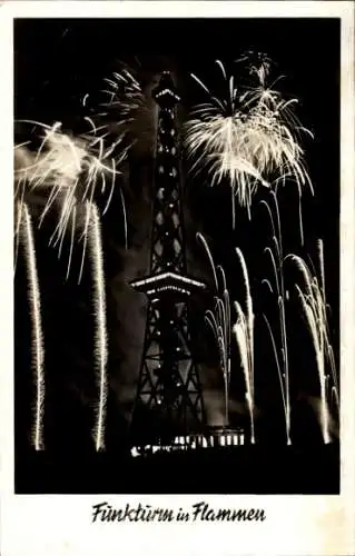 Ak Berlin Charlottenburg Westend, Funkturm in Flammen, Feuerwerk
