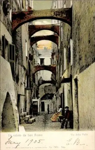 Ak Sanremo Ligurien, Via della Palla, Gasse in der Altstadt, Frau, Junge