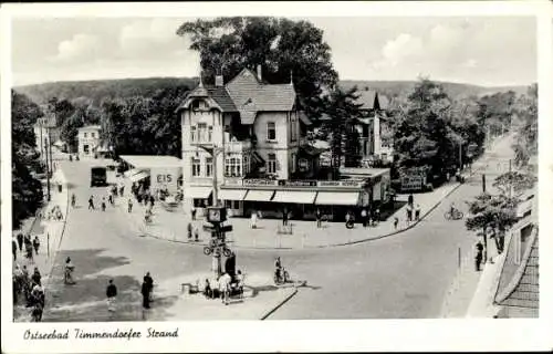 Ak Timmendorfer Strand in Ostholstein, An der Normaluhr, Eisladen, Parfumerie