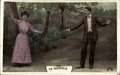 Ak Liebespaar spielt Diabolo, Spielzeug