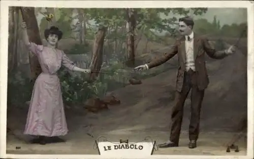 Ak Liebespaar spielt Diabolo, Spielzeug